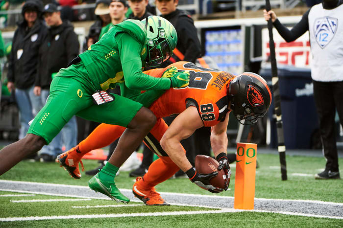 Oregon State tight end Luke Musgrave reaches for the pylon against Oregon